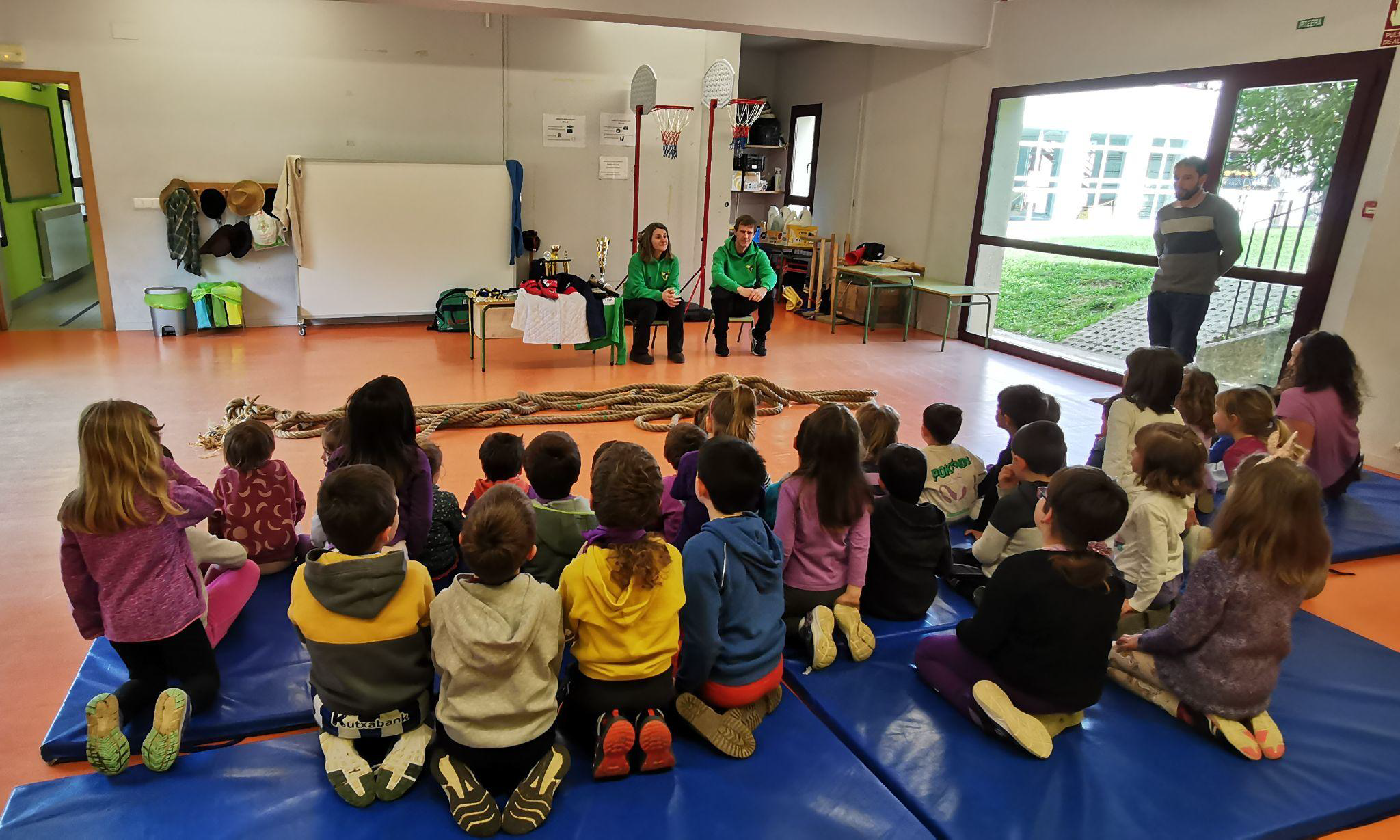 Visita del Beti Gazte de sokatira a la escuela de Etxalar